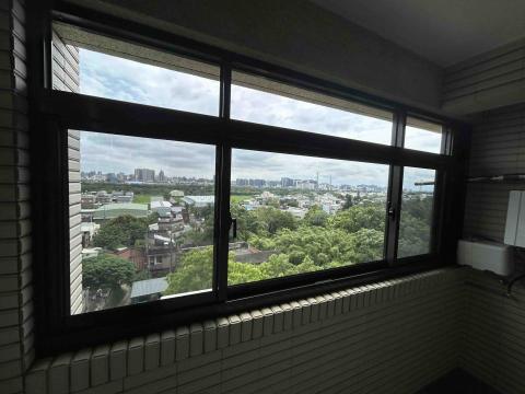 高瑞隆 - 陽台三拉窗上固下活動