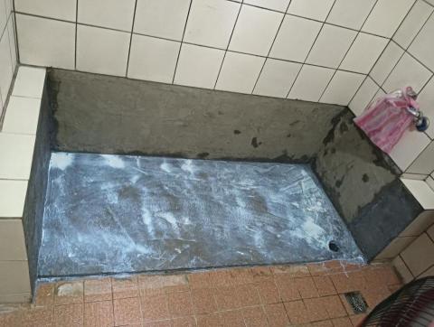 發揚泥作 - 新莊區防水底漆早上一次，下午一次