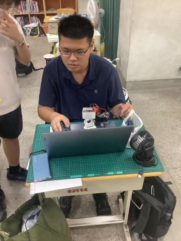 提供半導體元件物理學服務的專家林新棟