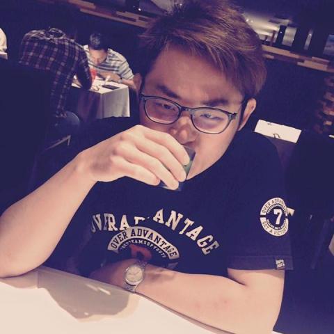提供修理皮包拉鍊服務的專家高啟軒
