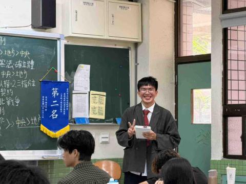 提供中心碑服務的專家李家期