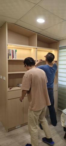 菜根湯圓   - 南港舊莊街一段290巷 頂樓訂製書櫃。
老師傅製作過程三