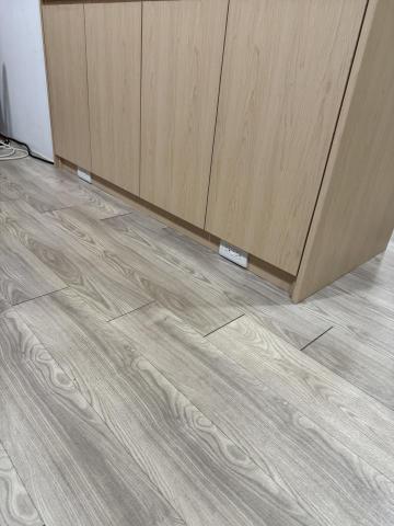 菜根湯圓   - 南港舊莊街一段290巷 頂樓訂製書櫃。
老師傅製作過程八。
空間極致運用，使抽屜，可以分別開起好運用~
屏風書櫃兩面，一併製作雙孔雙插座，不在需要雜亂延長線