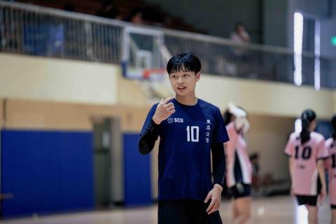提供排球護膝服務的專家周韋宏