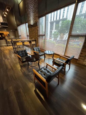 菜根湯圓   - 展示廳中，陳列櫃子滿滿獎盃陳列，就是桌子布不協調。這樣的桌面，展示廳氛圍提升不少。
