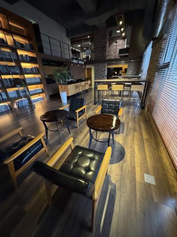 菜根湯圓   - 展示廳中，陳列櫃子滿滿獎盃陳列，就是桌子布不協調。這樣的桌面，展示廳氛圍提升不少。