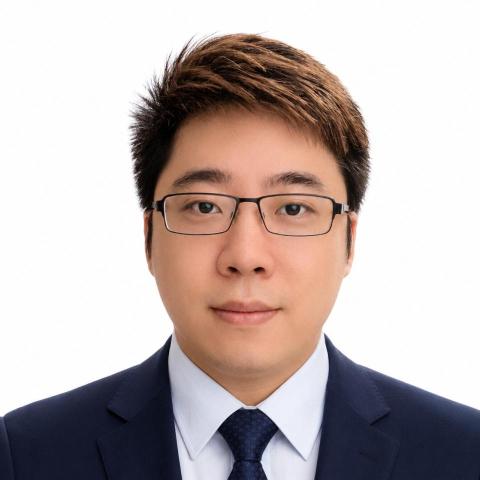 提供外勞人力仲介服務的專家胡曜顯