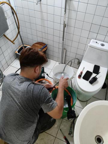提供管內補漏服務的專家游銘禮
