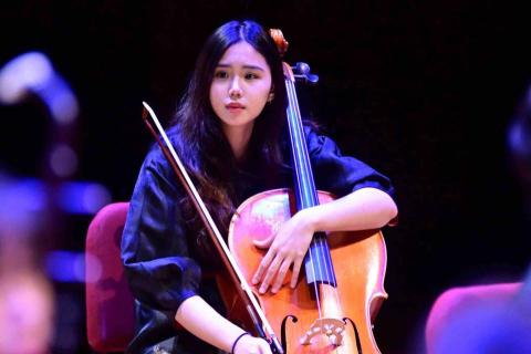 提供電鋼琴寄送服務的專家鋼琴大提琴教學🎹Laura老師