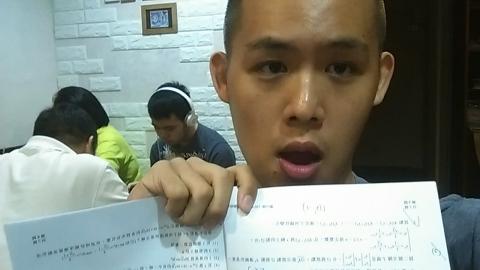 陳政宏 - 平時會寫題目困難,計算複雜的模擬考題,培養清晰的解題邏輯,再用淺顯易懂的方式讓學生能夠快速吸收,掌握數學的觀念,讓成績有效進步。 陳政宏 - 平時會寫題目困難,計算複雜的模擬考題,培養清晰的解題邏輯,再用淺顯易懂的方式讓學生能夠快速吸收,掌握數學的觀念,讓成績有效進步。