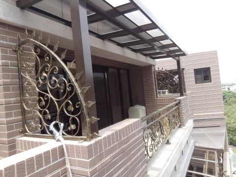 展翔鋼鋁門窗 - 採光罩
咖啡色骨料
８MM強化茶色玻璃