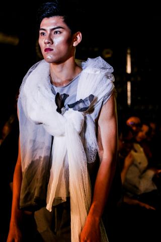 Fly - 《我裁了一塊布》亞東技術學院織品服裝設計 第三屆畢業動態展 