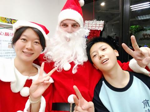 張曉芸 - 之前在兒童美語補習班與學生歡度聖誕節 :)