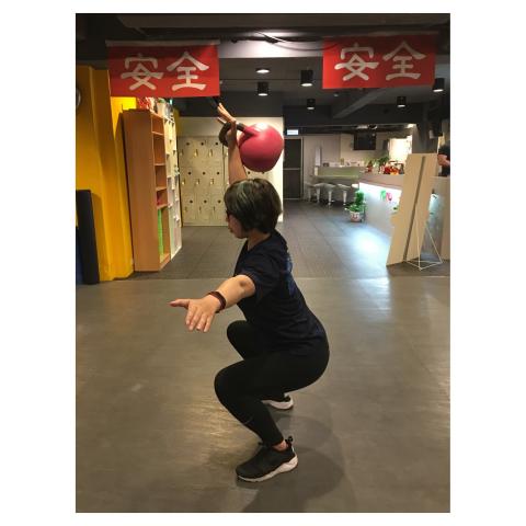 Mo-Mo私人教練工作室 - 單手壺鈴深蹲，核心爆表! 