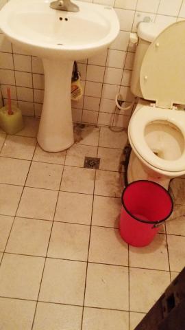 曾小姐 - 浴室牆面，地板
有許多汙垢殘留