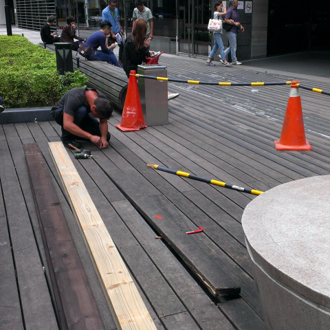 端俞綜合工程延攬行 - 案件: 人行步道南方松更換工程