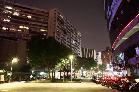 Beast Studio - 夜景，忠孝復興附近的小公園