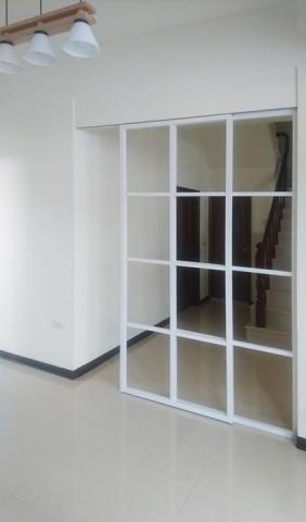 乾品帝室內設計 - 大家晚上好~小編又來跟大家分享，最近一樣南來北往的跑，這是今天在台南新營另一個工地安裝鐵件烤漆拉門的樣子，感謝業主的託付，讓我們有機會完成，樣式可以依照設計程度客製化，交給我們承接的案子，我們施工進度都會做照片紀錄，向業主回報，從鐵件在工廠內的製程，以及到現場的安裝，我們工程品質都會作透明的追蹤，所以交給我們就能放心喔～??
#台南新營
#客製化設計
#鐵件拉門烤白漆
#玻璃待進場
#感謝廠商