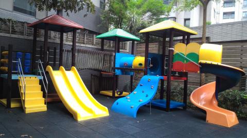 施憲甫 - 幼稚園遊樂設施翻修