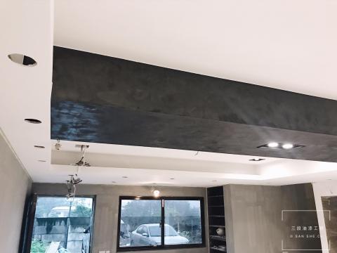 三設企業 - • 施工地點:七堵透天厝
• 服務項目:全室粉刷噴漆、特殊仿飾藝術塗裝
• 坪數:60坪
--------------------------------------------------
⚠️歡迎需要粉刷裝潢的老闆們請致電或私訊詢問哦～
?服務範圍：北北基、桃園、新竹以北
?免費線上諮詢?免費到府估價
➖提供線上報價服務➖
✅免費諮詢專線：0987350753