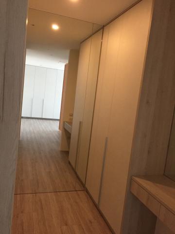 草自生 設計工作室 - 獨立的更衣室，搭配兩色跳色設計，即使是厚重的整個櫃子也很有設計感。