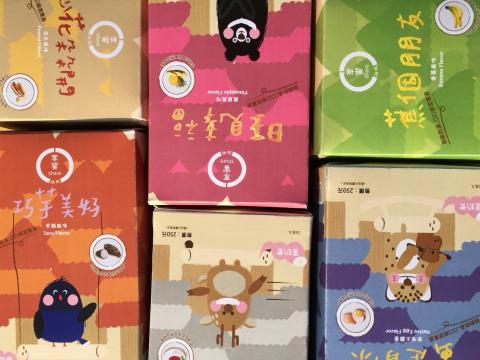 施雨欣 - 包裝設計_蛋捲
以「共享」做為發想的品牌。包裝設計由小動物們參加「森林饗宴」作為主要視覺，以此體現共「享」「饗」宴的理念。