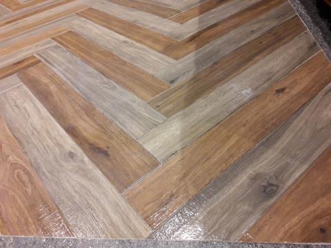 天喜環境工程企業社 - 木紋磚地板上蠟,採用日本軟質蠟,不易泛黃,表面形成保護膜,使得往後清潔更來得容易