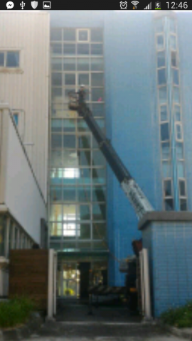 清新實業股份有限公司 - 請吊車廠商協助施做高樓外牆清洗