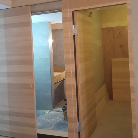 富順室內裝潢工程行 - 左邊木作貼皮拉門(開)，右邊木作貼皮暗門(開)