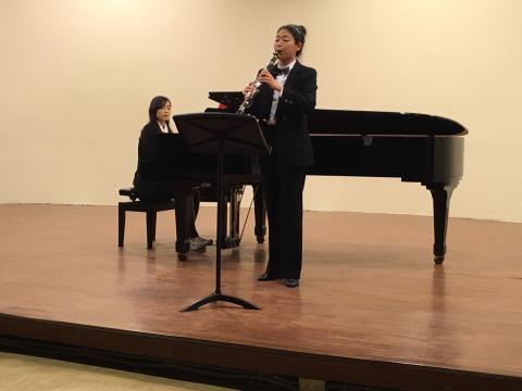 游雅晴 - 2017年四月表演英國鋼琴家/作曲家菲力普馬丁的五首豎笛鋼琴二重奏小品。