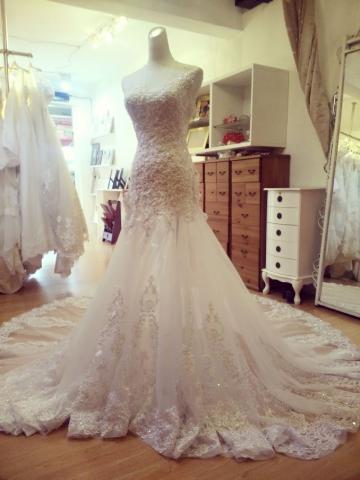 楊文君 - 婚紗製作
手工縫製蕾絲
修改禮服
修改衣物