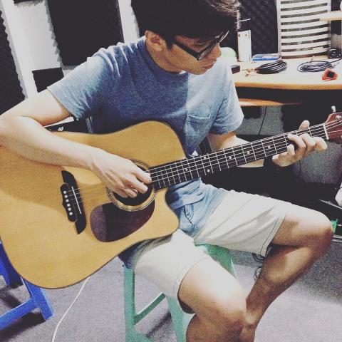 徐濬承 - 個人工作室吉他教學中