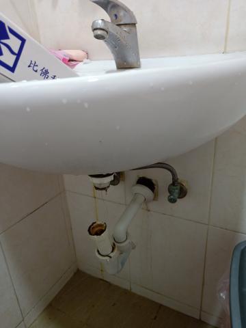 張簡先生 - 洗臉盆水龍頭，排水管維修更換