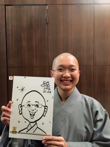 米豆人像漫畫現場 - 連比丘尼都露出難得的笑容, 邀請請老師到現場為現場參加者畫一幅他專屬的人像漫畫，一定能讓活動整個加分啊！