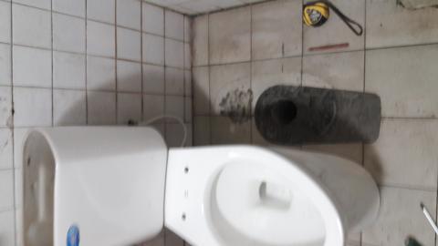 统理水电 - 马桶安裝水泥施作。