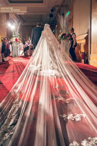 婚攝許小傑 - 有一句話說:結婚時裙擺越長,代表嫁的越好命。
相信這對新人,一定能執子之手、白頭偕老! 婚攝許小傑 - 有一句話說:結婚時裙擺越長,代表嫁的越好命。
相信這對新人,一定能執子之手、白頭偕老!