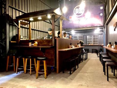 晉維室內裝修 - 此案為：頑者炙り焼ラーメン
風格工業風 輕裝潢
室外材都是使用南方松在漆上護木漆，桌面矮隔屏全部使用美耐板材質，美耐板、耐刮、防撥水好整理！
誰說清裝潢不美？做起來非常有感覺的呢?