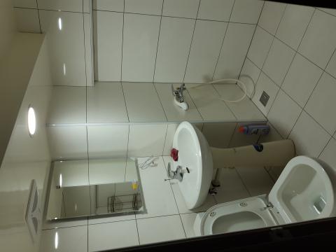 曾貴慶 - 貼好磁磚.釘好天花板.裝設衛浴完成圖