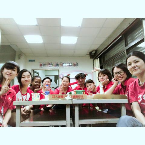 張祐寧 - 補習班英文教師團隊
(我是左1)