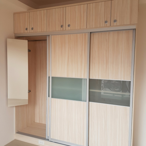 威李工作室 - 臥房的衣櫃可採用圖面的推拉門,亦可採用常用的對開門(若與床的距離
足夠既可採用,且較省預算).內部的配件均可依客戶的需求配置及建議
一般收納衣服以抽屜及拉籃使用較多.(但抽屜板材用料多空間壓縮減少
費用也較高,所以建議拉籃較為恰當)