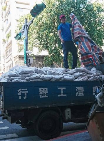 慶灃工程行 - 拆除後廢棄物清運現場工作照 慶灃工程行 - 拆除後廢棄物清運現場工作照