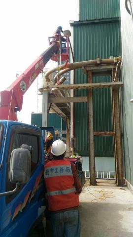 明德水電吊卡車工程 - 按按路燈燈具及燈桿更換