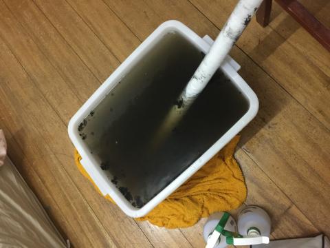 鄭文鐘 - 清潔下來的髒汙，滿滿一桶