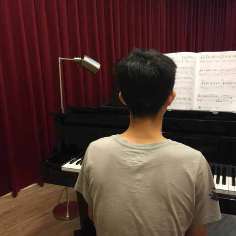莉莉音樂藝術 - 年紀比較大的學生可以講解更多樂譜上的巧思，音樂性會更加豐富，彈琴也更有趣、更有成就感