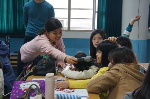 葉洧彤 - 去偏鄉教小朋友英文，鼓勵小朋友舉手回答問題