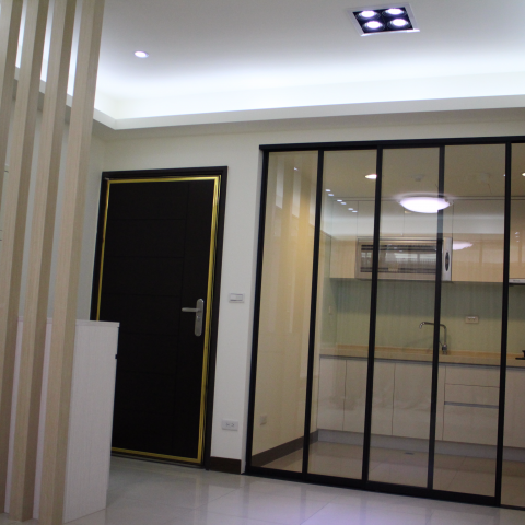 丰采空間設計 - 業主在買入人生第一棟房屋後.因為即將新婚.而希望能借助我們專業的設計團隊. 設計出一個溫馨實用又有個人特色的新家.丰采空間設計團隊.在與業主夫妻充分溝通後. 確定設計風格為現代簡約風.一切以實用為主. 所以我們透過簡單的線條.重點的燈光設計.及搶眼的黑白主色系.來營造出實用簡約不凡的氣質

