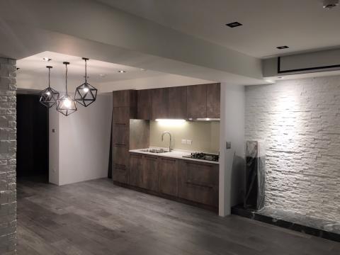 禾仲國際實業有限公司 - CR4197
工業風~灰白的色調表達工業風的堅硬，灰藍立體的地板更激發了整體頹廢不羈感。