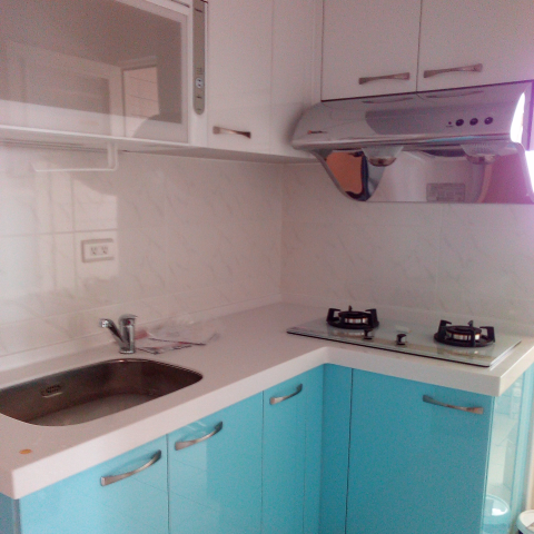 吳師傅工作室 - 我是木工師傅 已經做了25年以上歡迎業主或設計師一起合作.我大概工作換圍大台北市.施作內容: 天花板>地板>隔間>衣櫃>酒櫃>電視櫃>玄關>造型牆>組合櫃>廚櫃......等> 