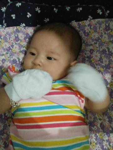 詹雅茹 - 才兩個月就開始在吃自己的手了