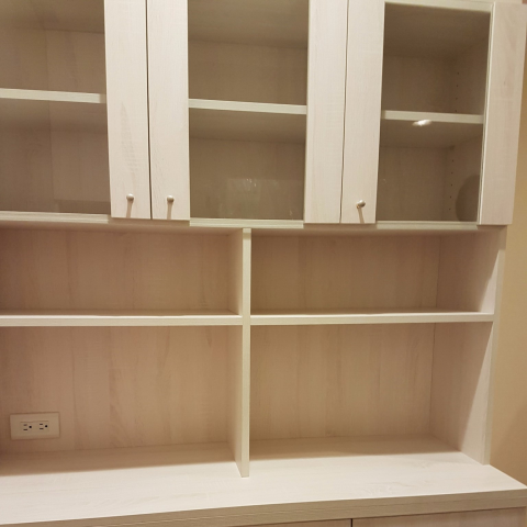 威李工作室 - 此餐櫃可收納玻璃製品.可一目了然方便取用,另多人下廚時可利用該平檯使用